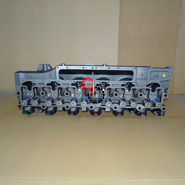 4933820 Construction Machinery Engine Parts Original Cummins Cylinder Head 4933820